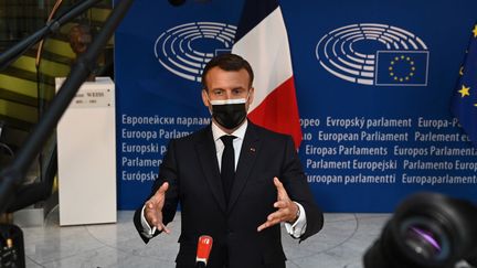 Emmanuel Macron s'exprime devant la presse, le 9 mai 2021, lors d'un déplacement au Parlement européen, à Strasbourg. (FREDERICK FLORIN / AFP)