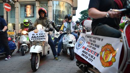 Une manifestation à Manchester, jeudi 25 mai 2017, à la suite de l'attaque terroriste qui a frappé la ville&nbsp;lundi soir. (BEN STANSALL / AFP)