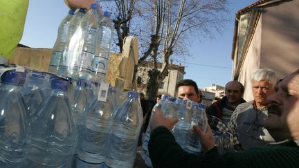 Distribution d'eau potable à&nbsp;Aniane en 2006 (DOMINIQUE FAGET / AFP)