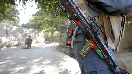 L'arme d'un policier afghan customis&eacute;e avec des autocollants, &agrave; Nagahan (Afghanistan), le 17 octobre 2012. (ERIK DE CASTRO / REUTERS)