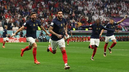 La joie d'Olivier Giroud (à gauche), de Theo Hernandez (au premier plan), d'Ousmane Dembélé et de Kylian Mbappé après l'ouverture du score contre le Maroc, le 14 décembre 2022 en demi-finale de Coupe du monde, au Qatar. (ADRIAN DENNIS / AFP)