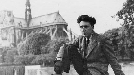 Daniel Cordier, membre des Forces françaises libres, prend la pose en 1945 à Paris.&nbsp; (MUSEE DE L'ORDRE DE LA LIBERATION / AFP)