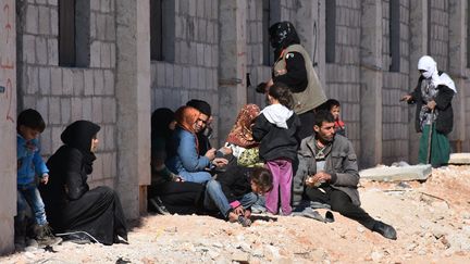 Des familles syriennes ont fui les quartiers rebelles d'Alep-Est, le 27 novembre 2016 (GEORGE OURFALIAN / AFP)