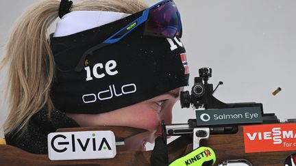 Marte Olsbu Roeiseland s'apprête à tirer lors du sprint, le vendredi 7 janvier 2022, à Oberhof. (HENDRIK SCHMIDT / DPA-ZENTRALBILD)