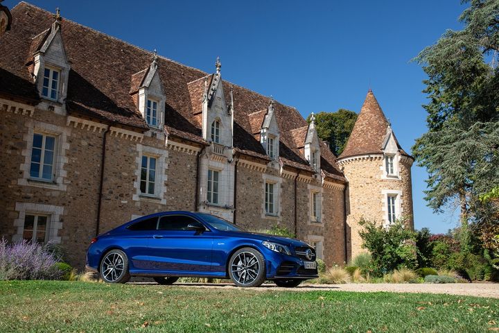 Le coupé C43 dans une livrée bleue. (TIBO MERCEDES POUR FRANCE INFO)