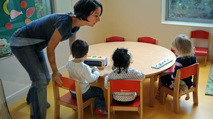 Une employ&eacute;e d'une cr&egrave;che inter-entreprises du groupe Babilou joue avec des enfants, le 16 septembre 2010 &agrave; Bordeaux (Gironde). (JEAN-PIERRE MULLER / AFP)