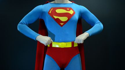 Le costume de Superman porté par Christopher Reeve dans le film de 1978. (FREDERIC J. BROWN / AFP)