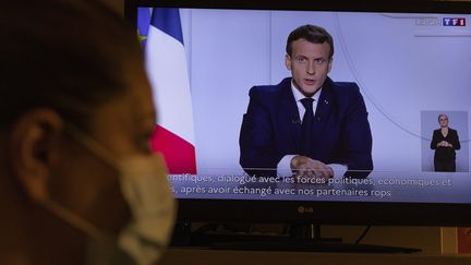 Pendant l'allocution télévisée d'Emmanuel Macron, le 28 octobre 2020, à Marseille. (SPEICH Frédéric / MAXPPP)