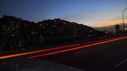 Dans le quartier de l'Alcabala, à Caracas, l'électricité est brièvement revenue le 10 mars. (YURI CORTEZ / AFP)