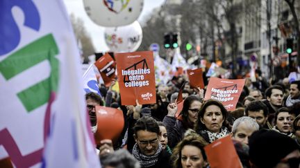 Des enseignants manifestent contre la réforme du collège, le 26 janvier 2016 à Paris. (YANN KORBI / AFP)