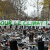 Des centaines de paires de chaussure sont disposées, le 29 novembre, sur la place de la République à Paris pour symboliser la grande marche sur le climat, annulée pour des raisons de sécurité. (MIGUEL MEDINA / AFP)