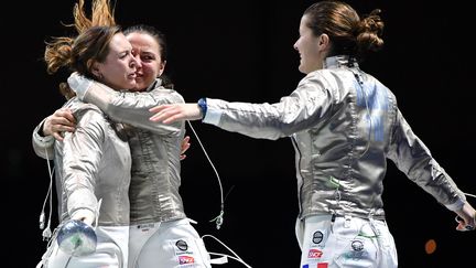 L'équipe de France de sabre lors des championnats d'Europe 2019 (de g. à d. M.Brunet, C.Lembach et C.Berder) (BIZZI TEAM)