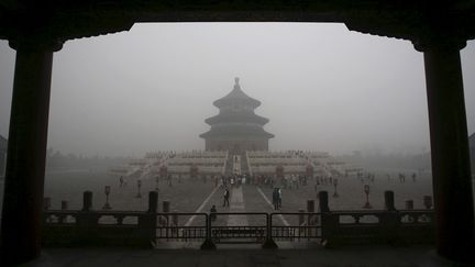 Le temple du Ciel à Pékin (Chine) recouvert de brouillard, le 1er décembre 2015. (REUTERS)