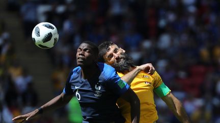 Le Français Paul Pogba et l'Australien Mile Jedinak lors de la Coupe du monde de Russie, le 16 juin 2018. (KUNIHIKO MIURA / YOMIURI / AFP)