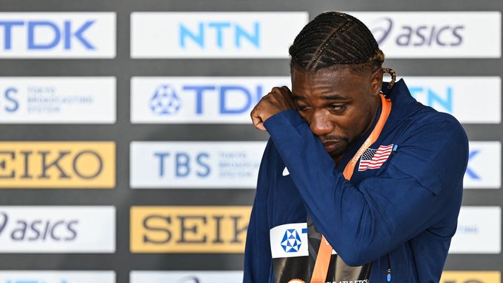 L'émotion de Noah Lyles, sur le podium du 100 m, des Mondiaux 2023, à Budapest. (FERENC ISZA / AFP)