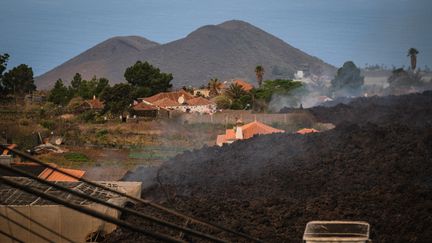 Des maisons détruites par des coulées de lave du volcan Cumbre Vieja, le 20 septembre 2021 à El Paso, dans l'archipel des Canaries (Espagne). (ANDRES GUTIERREZ / ANADOLU AGENCY / AFP)