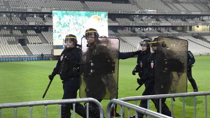 Des CRS sur le terrain du Vélodrome après la demi-finale de Ligue Europa entre l'OM et Salzbourg, le 3 mai 2018. (BORIS HORVAT / AFP)