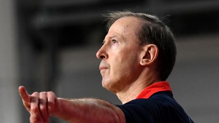 Vincent Collet lors du match de qualifications à l'EuroBasket 2022 contre la Grande-Bretagne, à Podgorica (Monténégro), le 22 février 2021. (SAVO PRELEVIC / AFP)