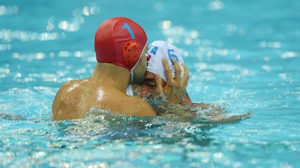 Le goal italien&nbsp;Stefano Tempesti embrasse le joueur&nbsp;Alex Giorgetti pour f&ecirc;ter leur victoire en quart de finale de water polo contre la Hongrie, le 8 ao&ucirc;t 2012 aux JO de Londres.&nbsp; (ADEK BERRY / AFP)