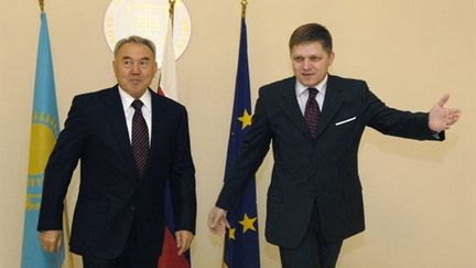 Noursoultan Nazarbaïev (à gauche) en 2007 à Bratislava (avec le premier ministre slovaque Robert Fico) (AFP - SAMUEL KUBANI)