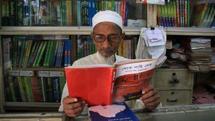 L'auteur de romans d'amour islamiques Kasem bin Abubakar, dans une librairie de Dacca. Ses livres font fureur dans les campagnes du Bangladesh.
 (STR / AFP)