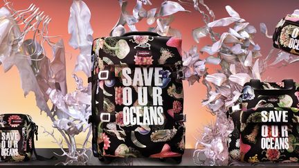 Pour leur première collaboration, Vivienne Westwood et Eastpak s'engagent à&nbsp;"Sauver nos océans" (Eastpak)