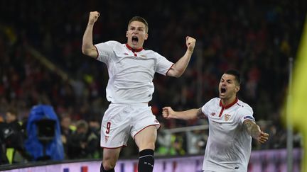 Kevin Gameiro fête son but en finale de la Ligue Europa pour le FC Séville face à Liverpool le 18 mai 2016 à Bâle (Suisse). (MICHAEL BUHOLZER / AFP)