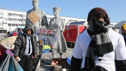 Des militants de No Border participent à une manifestation de soutien aux migrants, le 1er avril 2015, à Calais (Pas-de-Calais). (JEAN PIERRE BRUNET / MAXPPP)