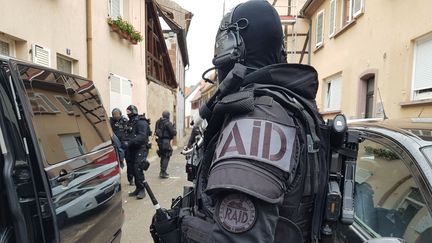 Lors d'une intervention du Raid en 2021 dans la rue du domicile de la mère de Karim et Foued Mohamed-Aggad, à Wissembourg (Bas-Rhin) le 87 juin 2021. (GUILLEMETTE JOLAIN / MAXPPP)