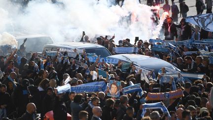 Le cortège funéraire autour du cercueil de Bernard Tapie, le 8 octobre 2021 à Marseille (Bouches-du-Rhône). (CLEMENT MAHOUDEAU / AFP)