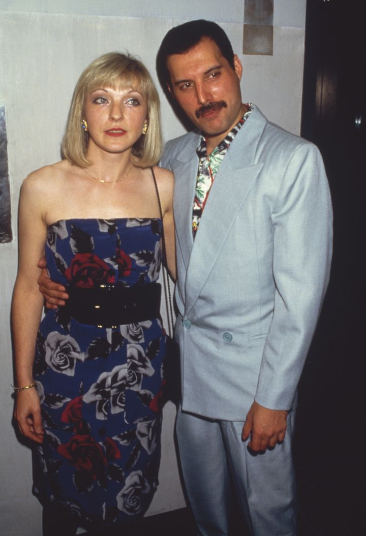 Freddie Mercury pose avec Mary Austin au&nbsp;Kensington Roof Gardens, le 12 juillet 1986. (DAVE HOGAN / HULTON ARCHIVE)