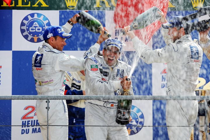 Marc Gené, David Brabham et Alexander Wurz peuvent célébrer, ils offrent à Peugeot un 3e succès au Mans (MARCEL MOCHET / AFP)