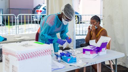 Une femme se soumet à un test de dépistage du coronavirus, à Goyave, en Guadeloupe, le 23 septembre 2020.&nbsp; (LARA  BALAIS / AFP)