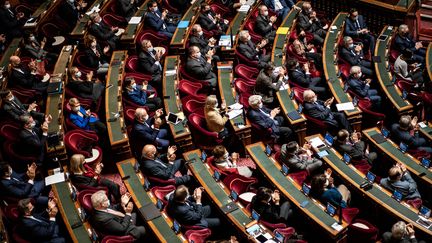 Les sénateurs siègent pour une session de questions au gouvernement, à Paris, le 9 décembre 2020. (XOS BOUZAS / HANS LUCAS / AFP)