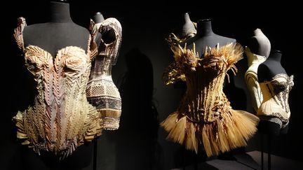 Tout petit, Gaultier est fasciné par le charme suranné des corsets. Dès les années 1960, le témoin privilégié des premiers élans créatifs de l’enfant terrible, c’est Nana, son ours en peluche. Comme l’explique Jean Paul Gaultier : « Dès mon jeune âge, j’ai expérimenté diverses facettes de la création. J’ai fabriqué mes premiers seins coniques avec du papier journal sur mon ourson Nana. J’ai pris chez ma grand-mère un napperon circulaire, au milieu duquel j’ai découpé un rond pour faire une jupe à mon ours. Sans le savoir, j’ai ainsi fait une coupe en biais ! ». Ainsi, en retravaillant les corsets du début du XXe siècle et les guêpières des années 1940, exhumés des placards de sa grand-mère, il parvient à réinventer des classiques. De cet exercice naissent notamment le soutien-gorge à seins coniques et les sous-vêtements portés sur les vêtements. 
 (Corinne Jeammet)