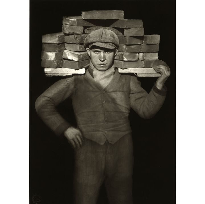 August Sander, "Manoeuvre", 1929
 (Die Photographische Sammlung/SK Stiftung Kultur – August Sander Archiv, Cologne; VG Bild-Kunst, Bonn; ADAGP, Paris, 2018. Courtesy of Gallery Julian Sander, Cologne and Hauser &amp; Wirth, New York. )