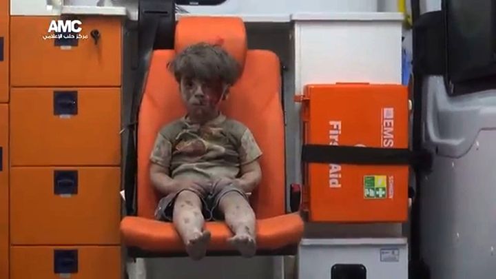 Une&nbsp;capture d'écran d'une vidéo, filmée à Alep en Syrie après un bombardement, le 17 août 2016, et montrant un enfant blessé, Omran. (AMC)