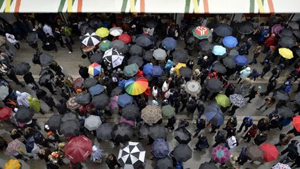 Les parapluies ont fleuri dans les travées de Roland-Garros