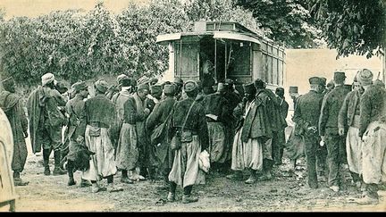 sont des unités de l'Armée française d'Afrique, constituées pour l'essentiel d'indigènes musulmans d'Algérie encadrés par des Français. (Source 18e Régiment de tirailleurs algériens). (Carte postale ancienne éditée par ELD - Scanné par Claude Shoshany (Domaine public) )