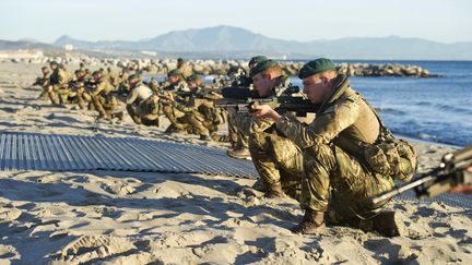 Des soldats britanniques lors d'un exercice &agrave; Gibraltar, le 9 d&eacute;cembre 2014. (MARCOS MORENO / AFP)