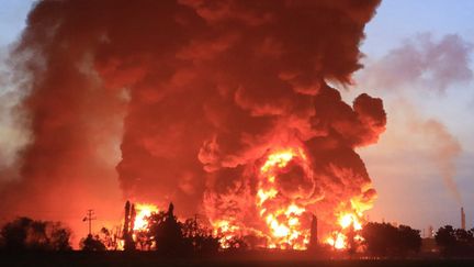 L'incendie dans la raffinerie de&nbsp;Balongan (Indonésie), le 29 mars 2021.&nbsp; (AGUS SIPUR / AFP)