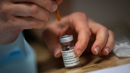 Une soignante prépare une dose de vaccin contre le Covid-19, à Savenay le 2 avril 2021. Photo d'illustration. (LOIC VENANCE / AFP)