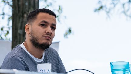 Le journaliste Taha Bouhafs&nbsp;lors d'un meeting de La France insoumise, le 17 juillet 2021 à Valence (Drôme). (UGO PADOVANI / HANS LUCAS)