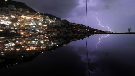 Un &eacute;clair au-dessus de Port-au-Prince (Ha&iuml;ti), le 19 mai 2014. (HECTOR RETAMAL / AFP)