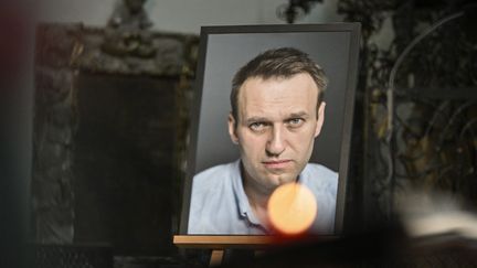 Un portrait de l'opposant russe Alexeï Navalny dans une église de Berlin, le 4 juin 2024, avant une messe en son honneur. (RALF HIRSCHBERGER / AFP)