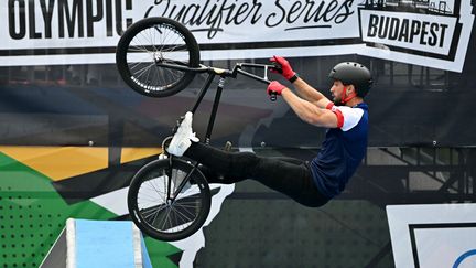 Le Français Anthony Jeanjean lors des qualifications olympiques 2024 à Budapest, en Hongrie, le 22 juin 2024. (ATTILA KISBENEDEK / AFP)