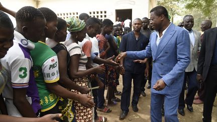 Le président togolais,&nbsp;Faure Gnassingbe, salue des électeurs dans un bureau de vote à Kara (nord du pays) le 22 février 2020. (PIUS UTOMI EKPEI / AFP)