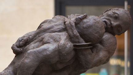 "Un couple de lutteurs" d'Ousmane Sow (série des Nouba), bronze, installé place de Valois (Paris 1er)
 (J.B. Gurliat / Ville de Paris)