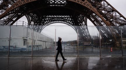 La tour Eiffel est fermée depuis le 19 février à la suite d'un mouvement de grève des salariés. (DIMITAR DILKOFF / AFP)