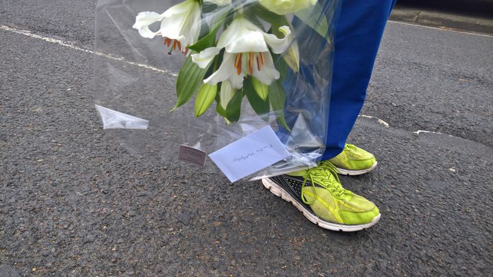 Un bouquet de fleurs en hommage au chanteur Johnny Hallyday, jeudi 6 décembre 2017 à Marnes-la-Coquette (Hauts-de-Seine). (F. MAGNENOU / FRANCEINFO)